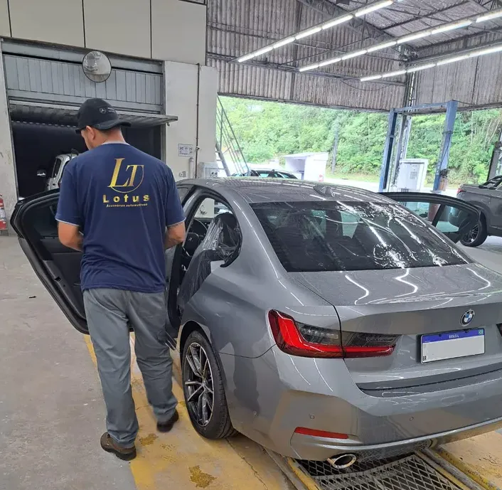 Aplicação de película em carro de luxo